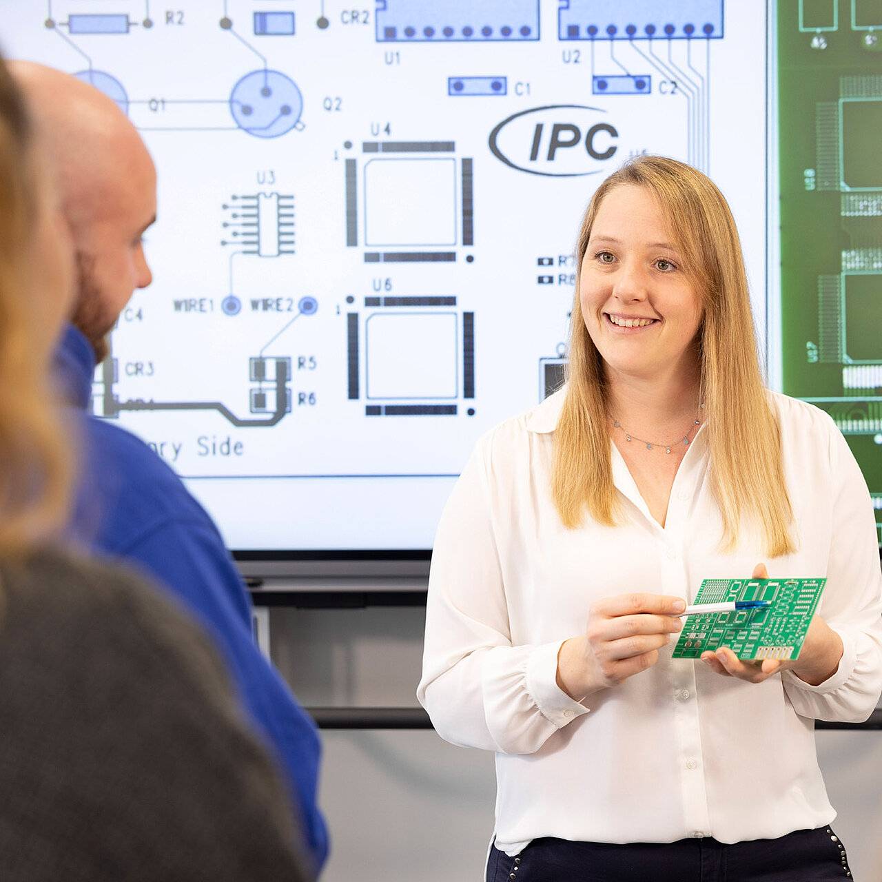 IPC Lötschulung bei Lisa Greck Lisa Greck hält eine IPC-Lötschulung