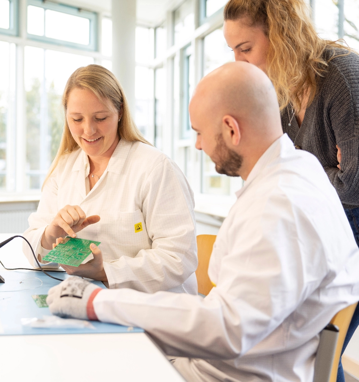 IPC-Lötkurs bei Lisa Greck Lisa Greck zeigt im Lötkurs auf ein Bauteil